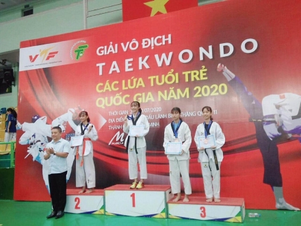 vận động viên Nguyễn Vân Anh (giữa) trên bục nhận  huy chương vàng