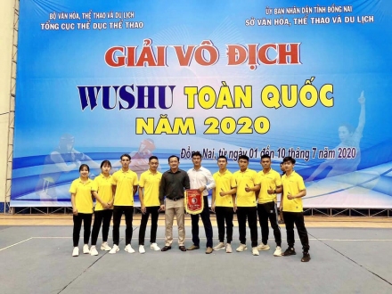 đội tuyển Wushu chụp ảnh lưu niệm cùng Ban Tổ chức giải