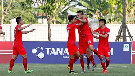 Các cầu thủ Bình Phước phấn khích sau khi ghi bàn thắng