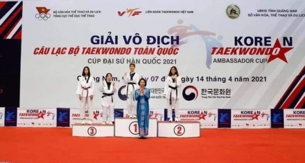 vận động viên Tô Thị Phương Dung (thứ 2, từ trái qua) trên bục nhận  huy chương vàng