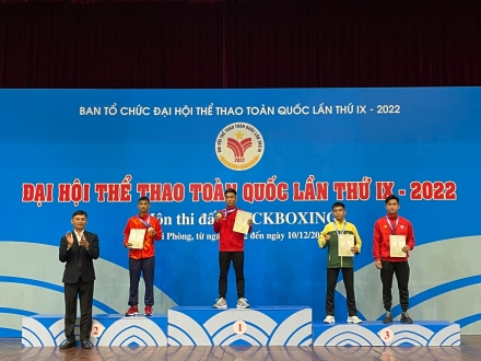 VĐV Trần Minh Ty (giữa) trên bục nhận huy chương vàng