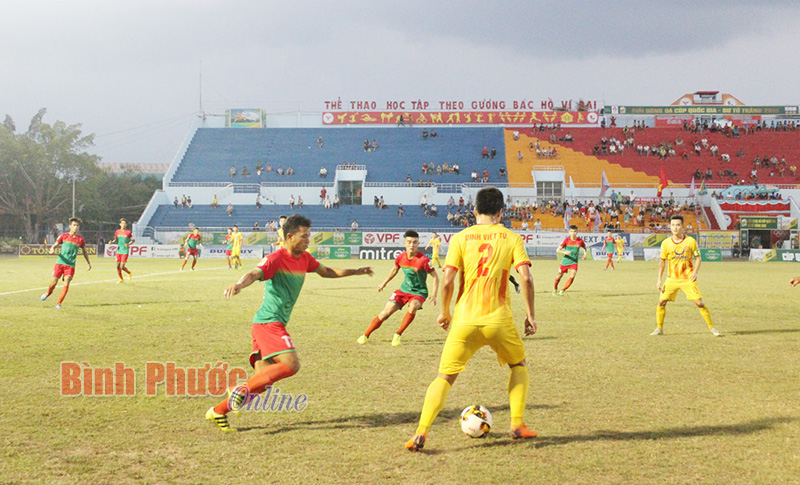 Một pha bóng quyết liệt trong trận đấu Bình Phước gặp Nam Định