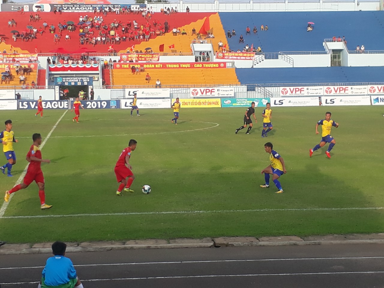 Câu lạc bộ Bóng đá Bình Phước vươn lên đứng đầu bảng xếp hạng