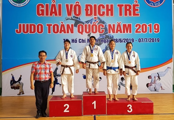 VĐV Nguyễn Thị Kiều Uyên (giữa) trên bục nhận huy chương
