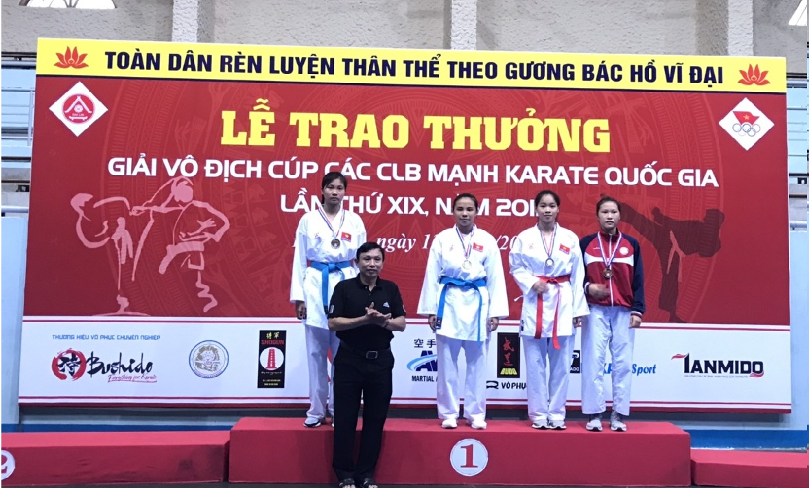 VĐV Vũ Thị Ngọc Thanh trên bục nhận huy chương (thứ 2 từ trái qua)
