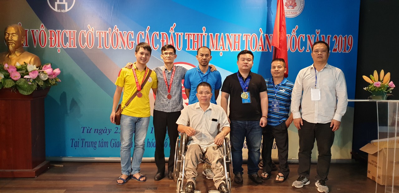 VĐV Hà Văn Tiến, áo vàng bìa trái cùng các thành viên đội tuyển Cờ tướng tỉnh Bình Phước