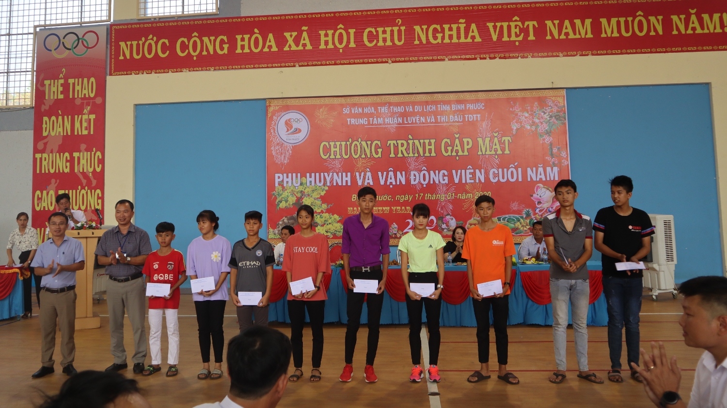 Giám đốc Trung tâm HL&TĐTDTT tỉnh Vũ Đình Tứ (thứ 2, từ trái qua) tặng quà cho các vận động viên