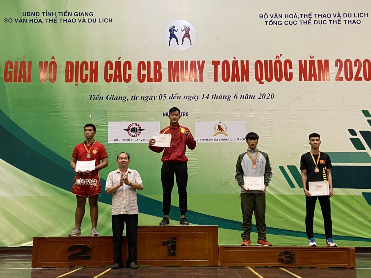 vận động viên Nguyễn Văn Chiến (áo đỏ, thứ 2 từ trái qua)