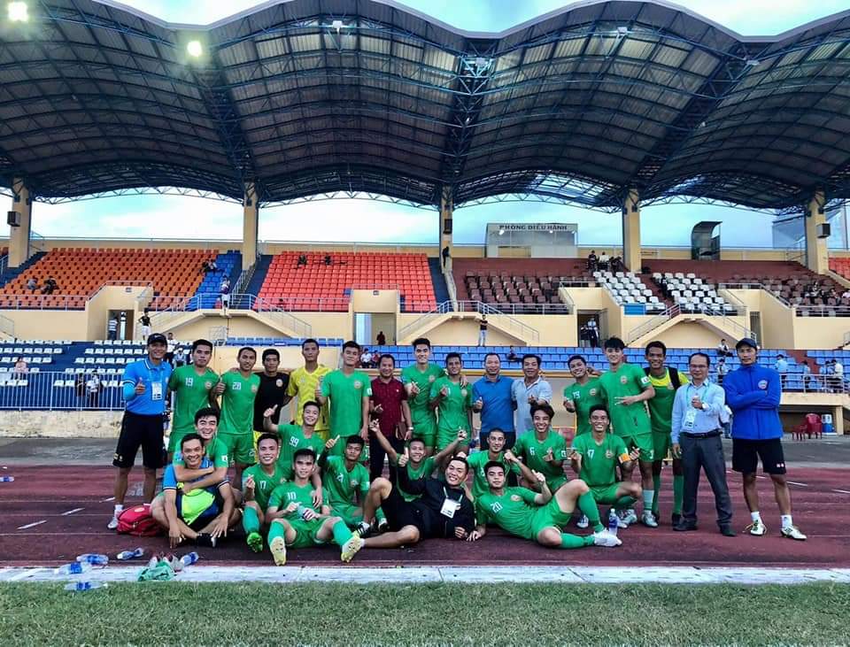 Lãnh đạo Câu lạc bộ chia vui cùng các cầu thủ sau khi thắng Huế 1-0 trên sân Tự Do - Huế